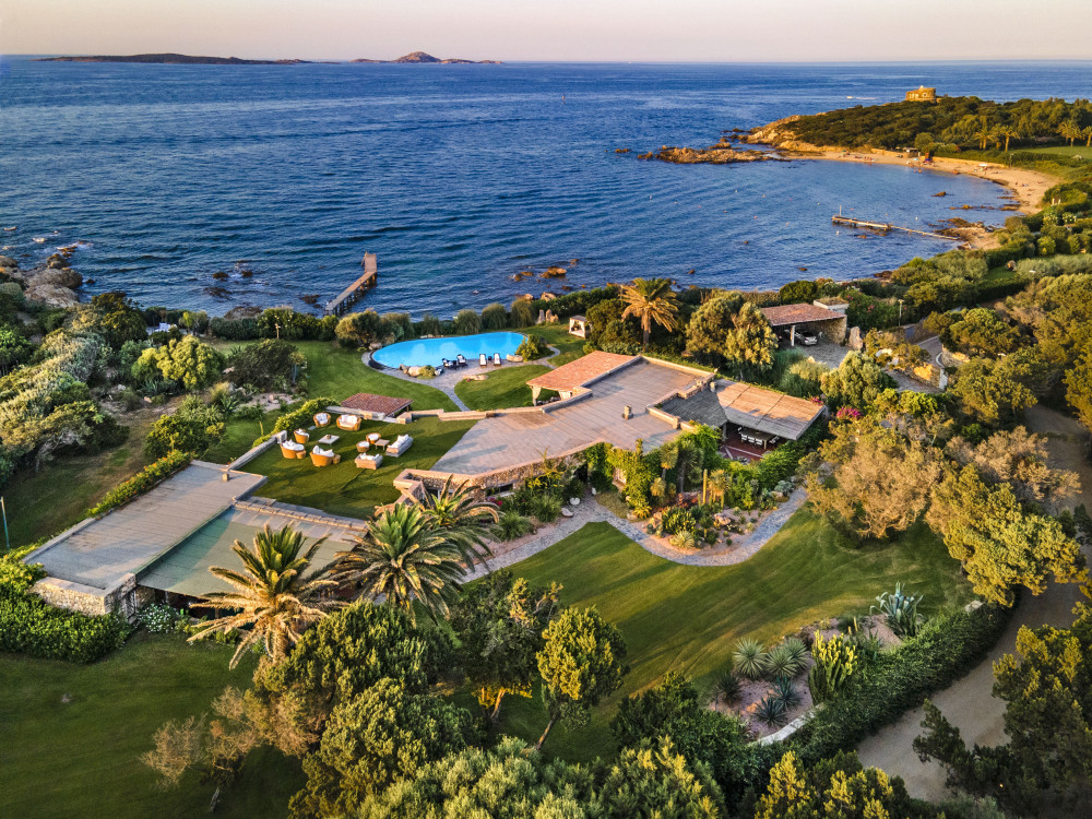 Elegant and prestigious villa on the first line in one of the most exclusive locations on the coast of the yachting town of Porto Rotondo
