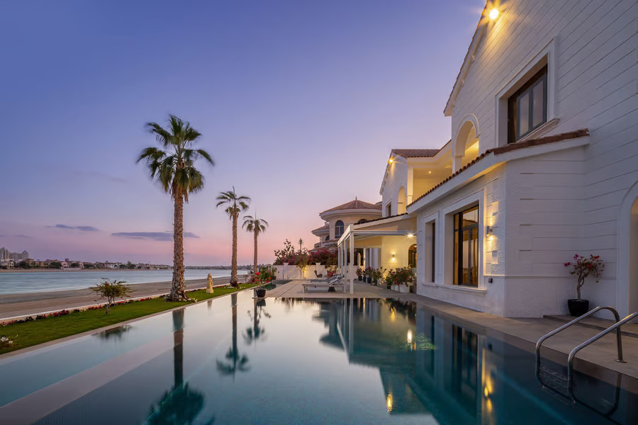 Exquisite 6-bedroom Signature Villa on Palm Jumeirah located at the tip of the Frond