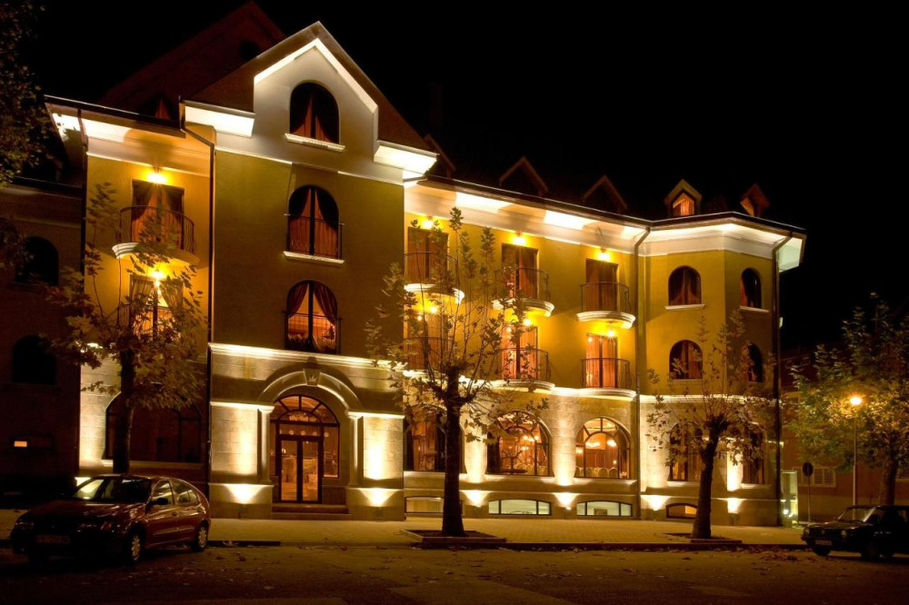 Hotel with restaurant in Hisarya for sale