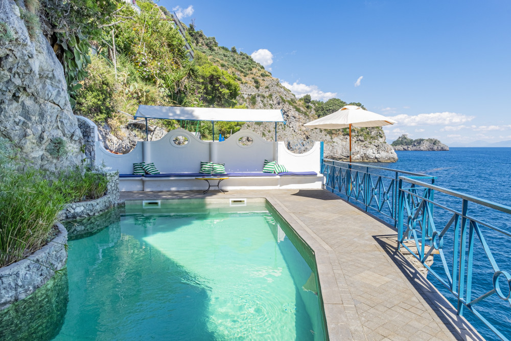 Massive estate by Gae Aulenti in Amalfi Coast with pool and private access to the sea