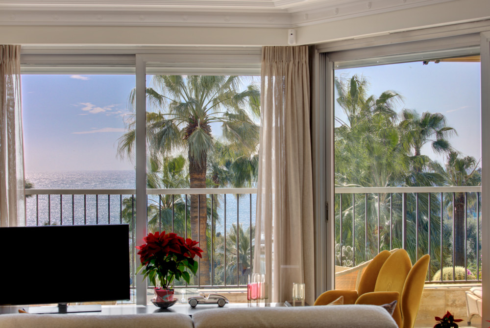 Elegant one-bedroom apartment with sea view in Cannes