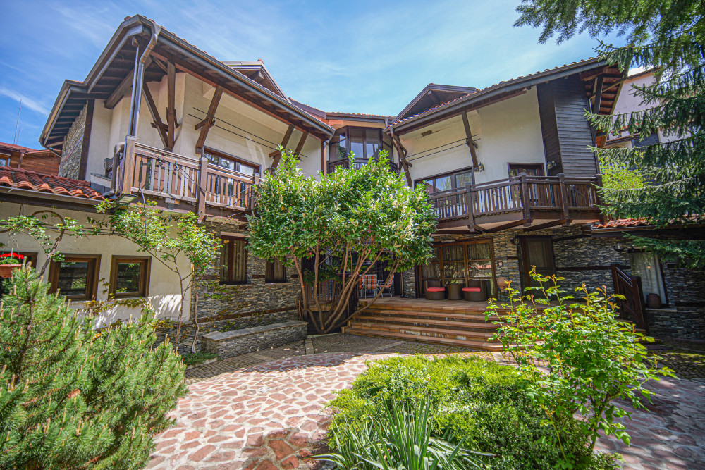 Exclusive house for sale with a beautiful garden in the center of Bansko
