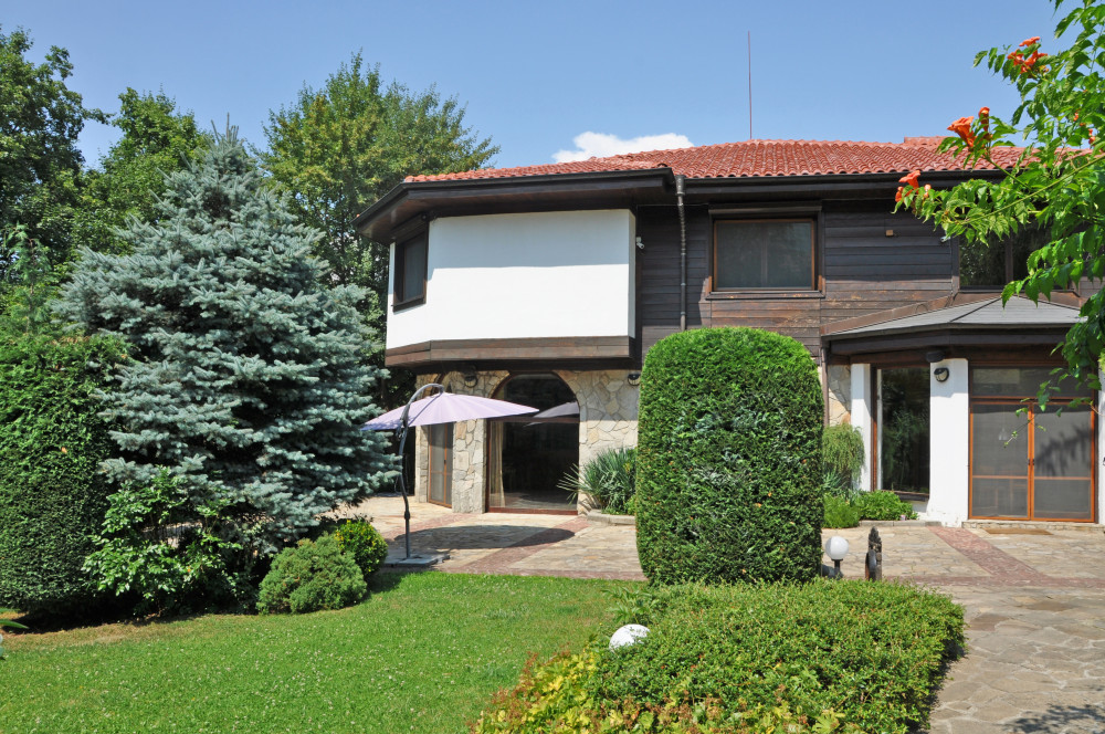 Просторна  къща с отлично поддържан озеленен двор и уникална панорама към София и Витоша в Бояна за продажба