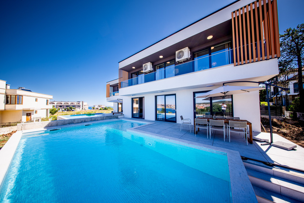 New and fully furnished house with pool and magnificent sea view