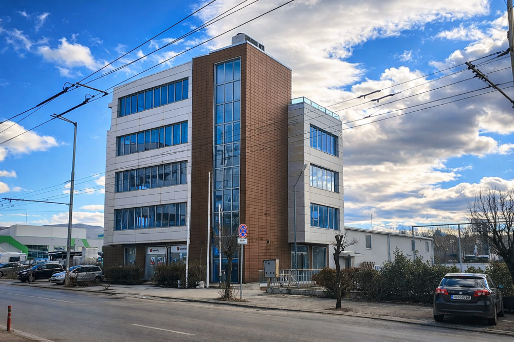 Офис сграда със склад на удобна локация в кв. Дружба 2 за продажба