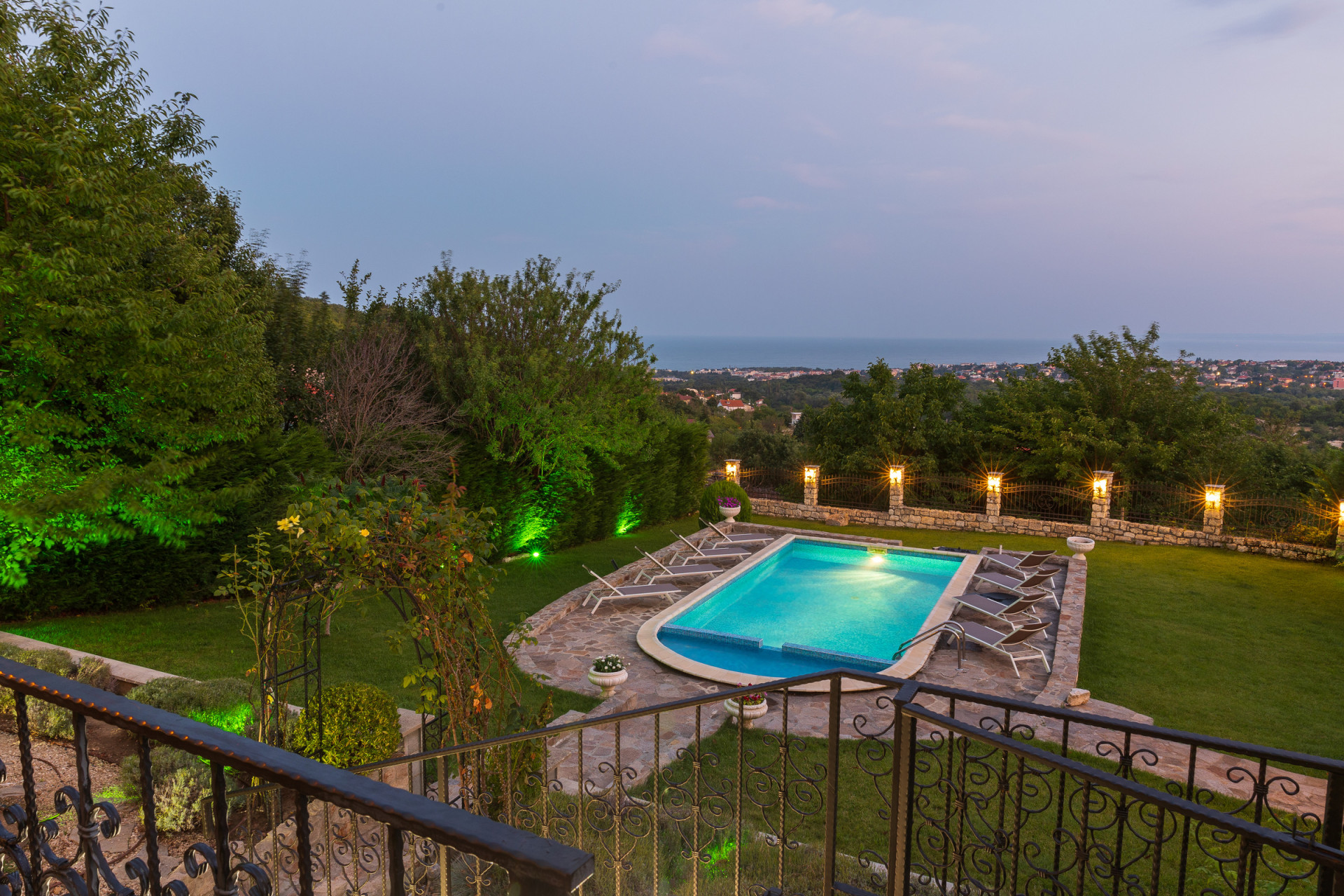 Луксозна къща с открит басейн в град Варна, Виница за продажба