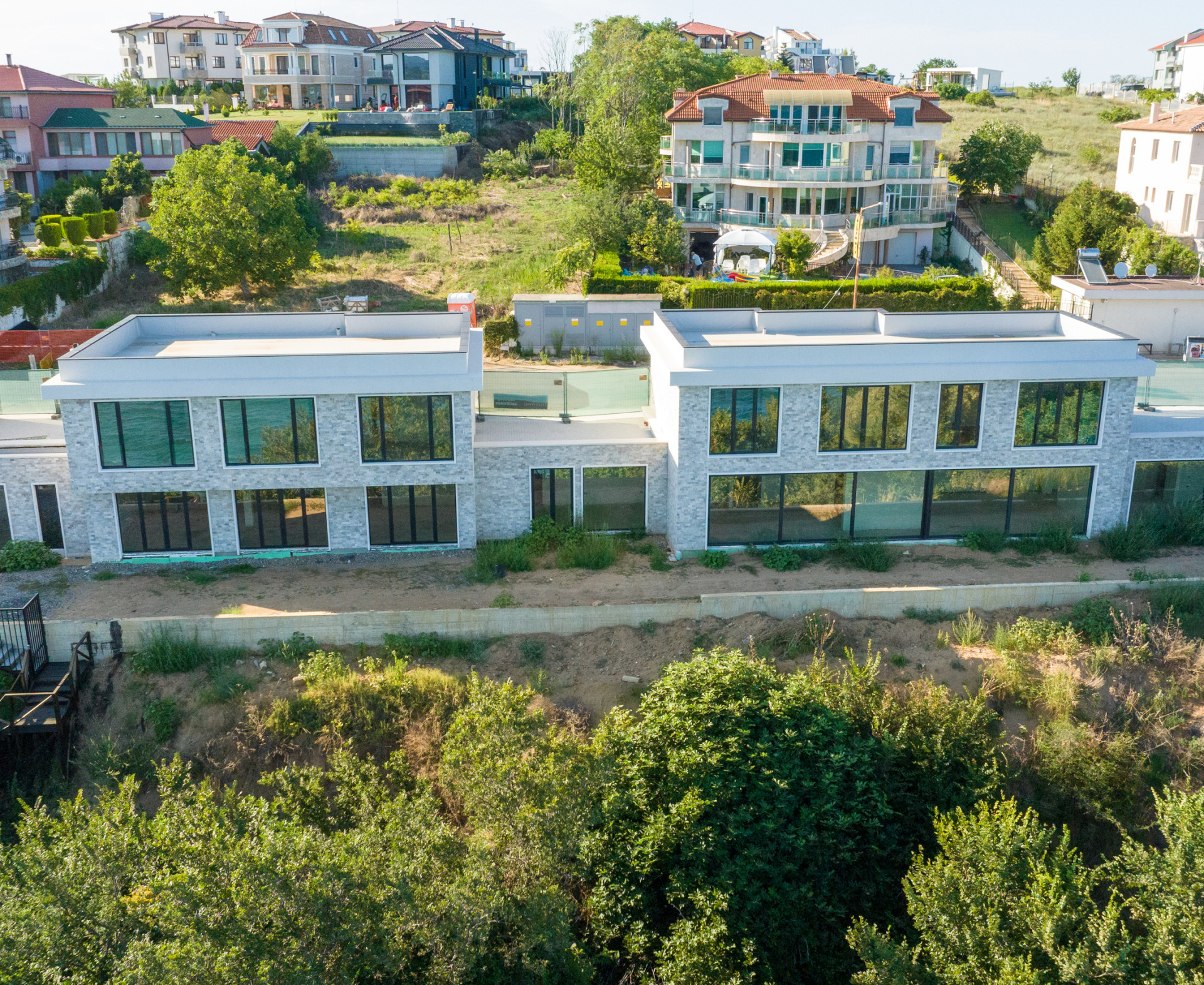 Бутикова къща на първа линия с уникални панорамни гледки и директен частен достъп до плажа