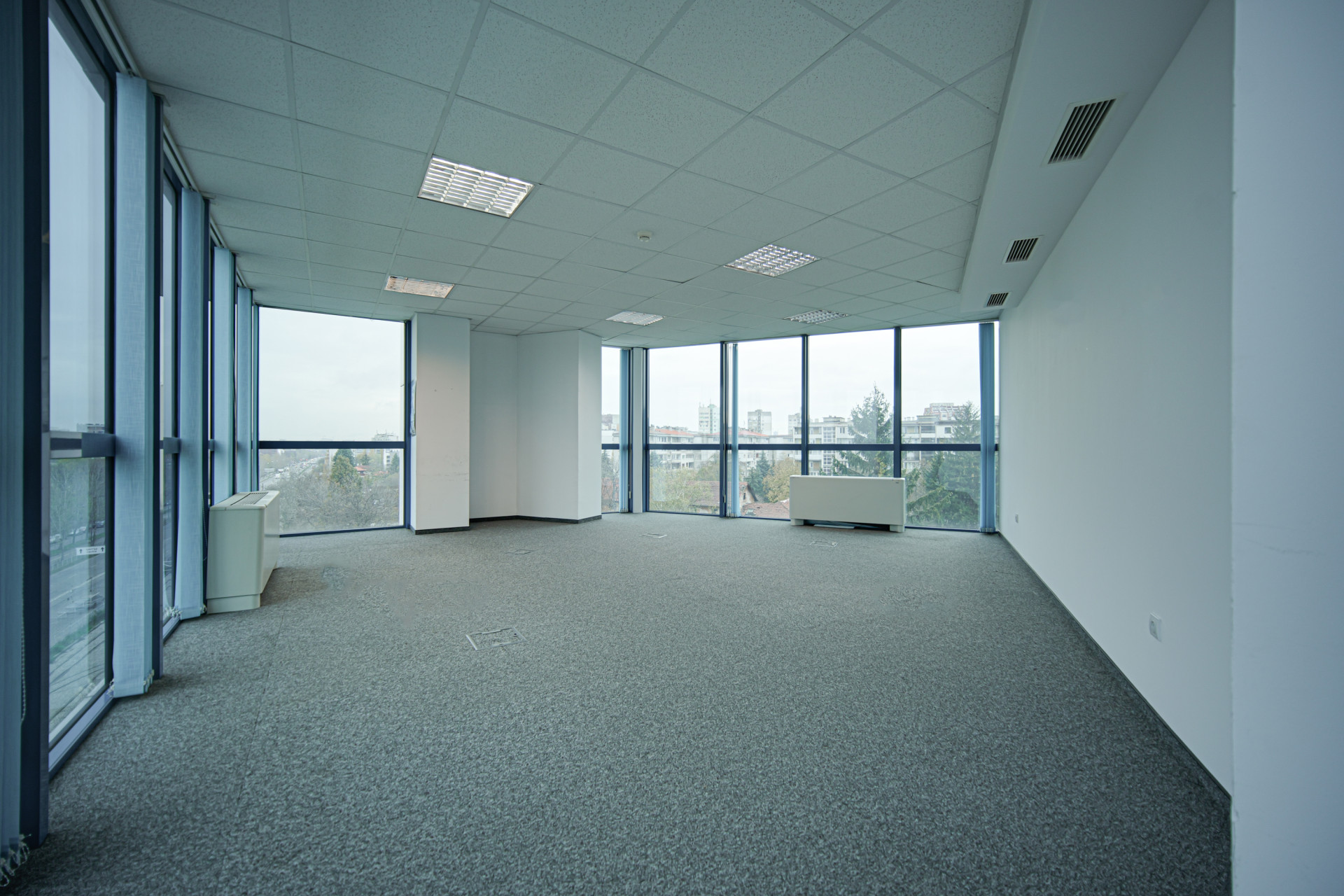 Office in a class A building in Buxton district for rent