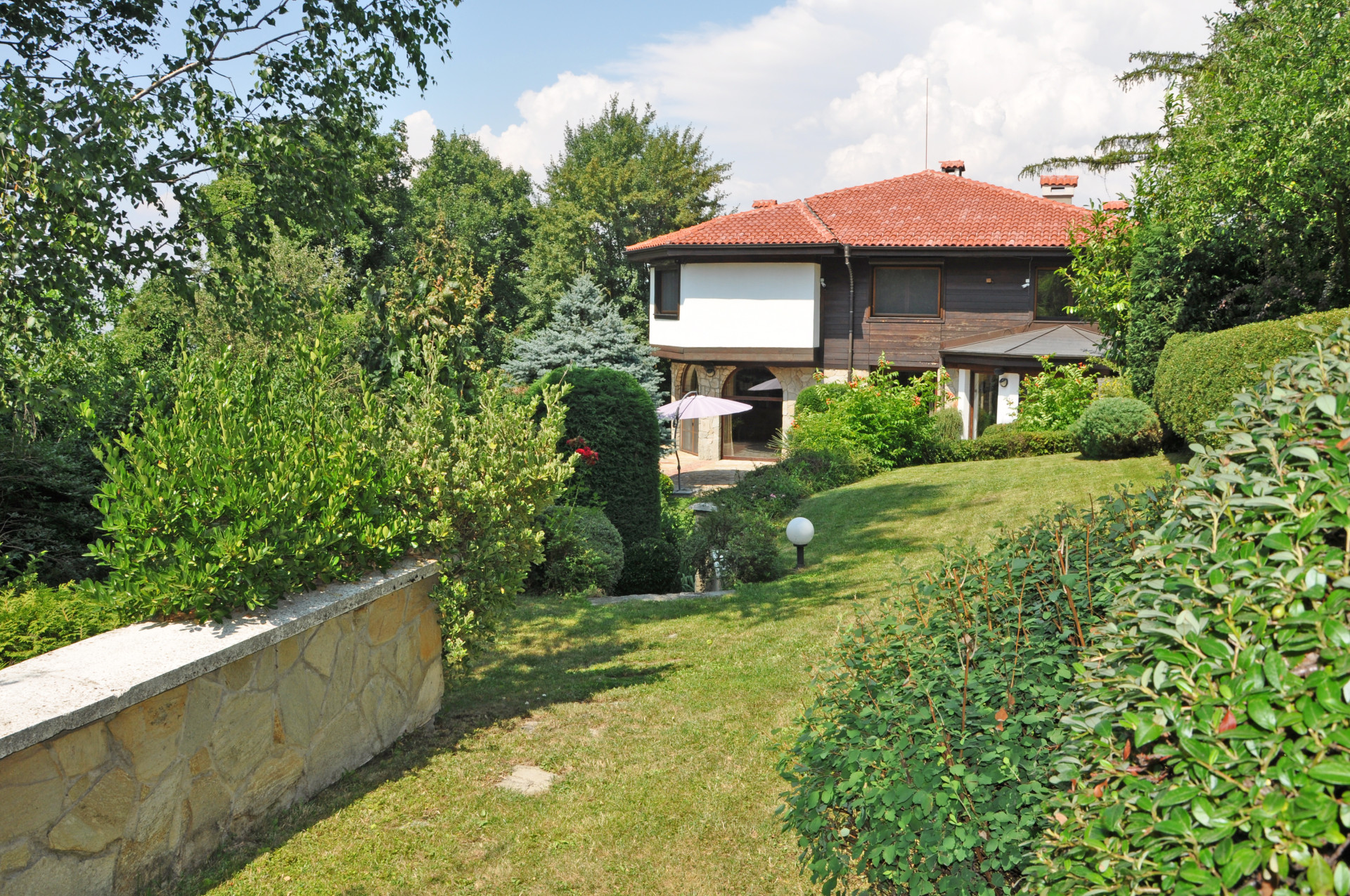 Просторна  къща с отлично поддържан озеленен двор и уникална панорама към София и Витоша в Бояна за продажба
