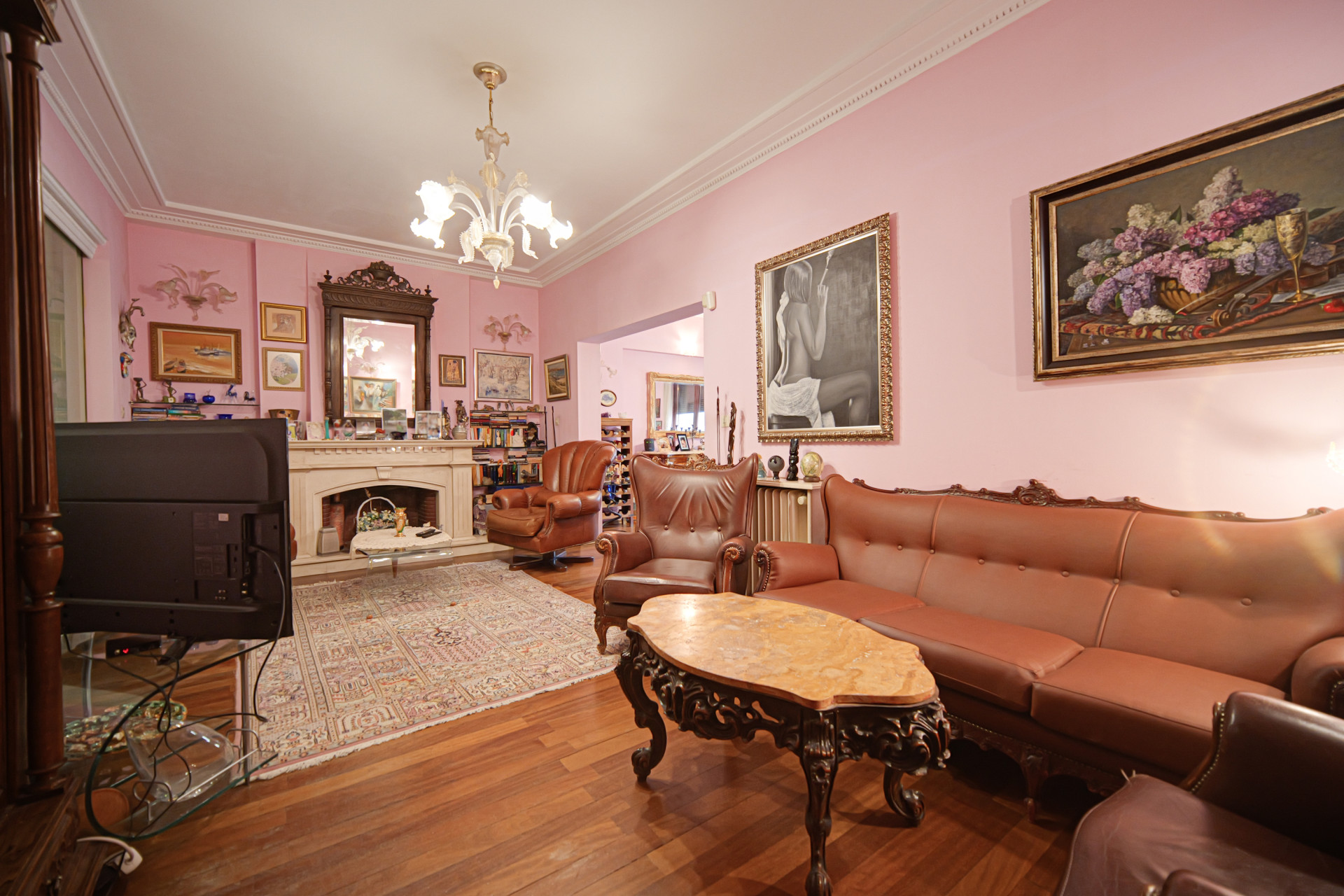 Aristocratic apartment for sale in an excellent location next to the St. Alexander Nevsky Cathedral