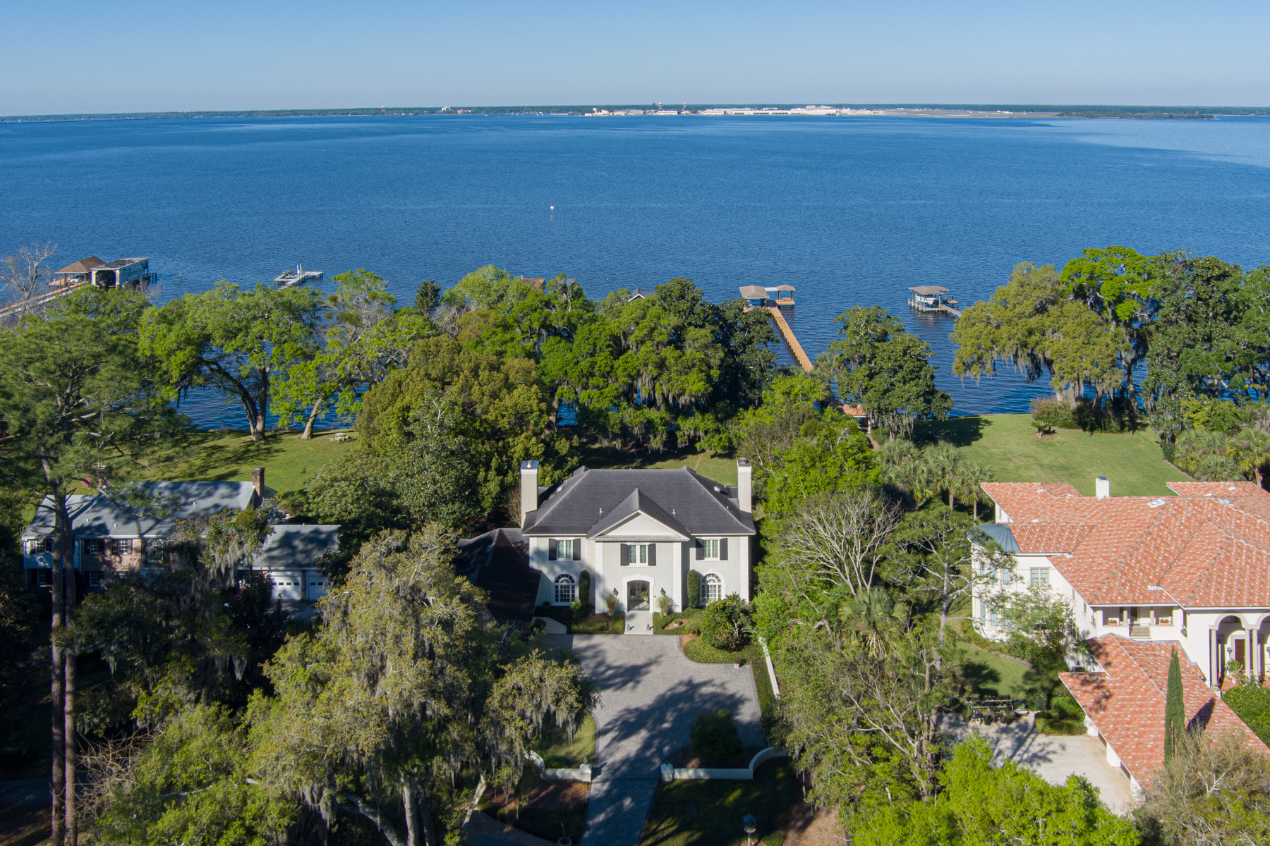 Ефектен дом на брега на реката върху близо 2 акра за продажба във Джаксънвил, Флорида